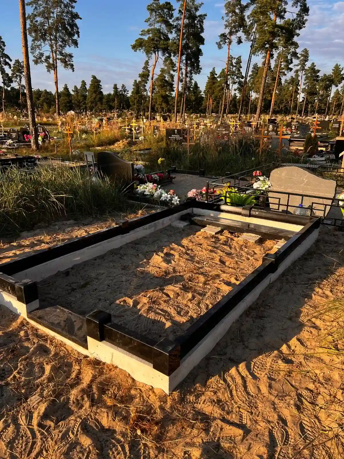 granīta perimetra montāža kapavietā