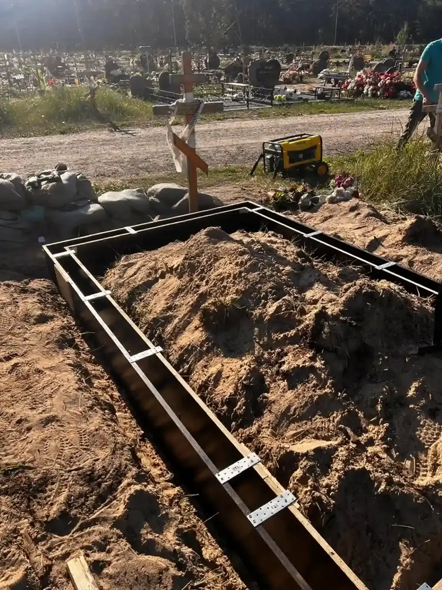 armatūras ievietošana kapavietas pamatos