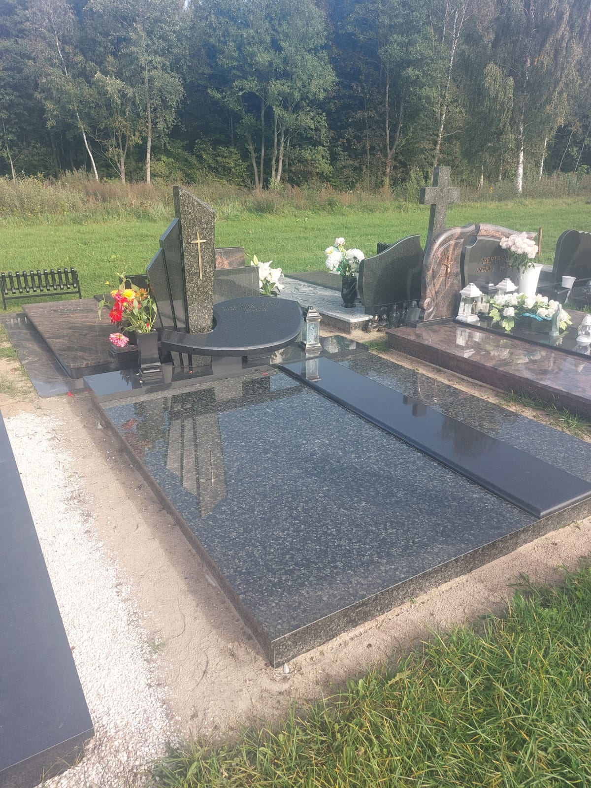 kapavietas segums ar akmens plāksnēm