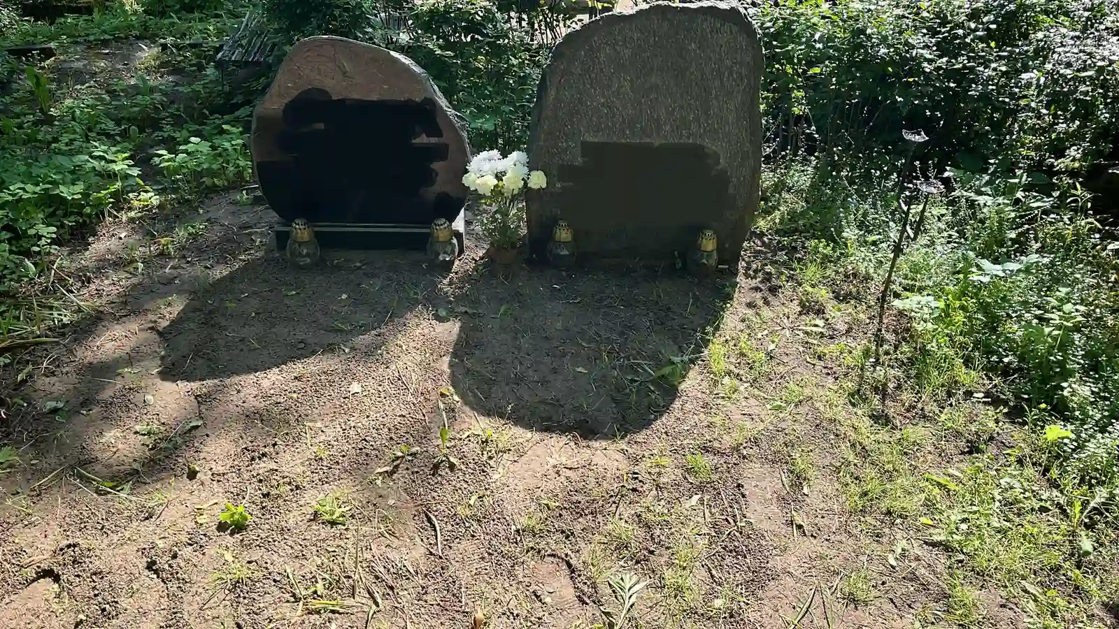 kapavieta pirms labiekārtošanas ar nelīdzenu virsmu