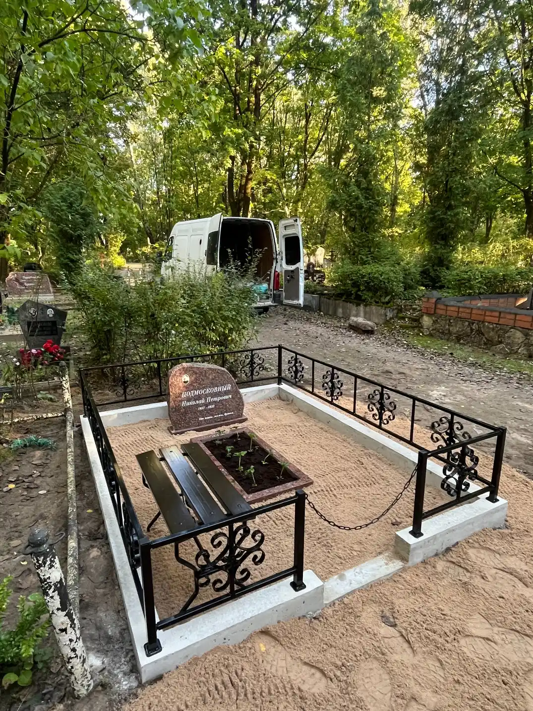 metāla sētas montāža uz betona pamatiem