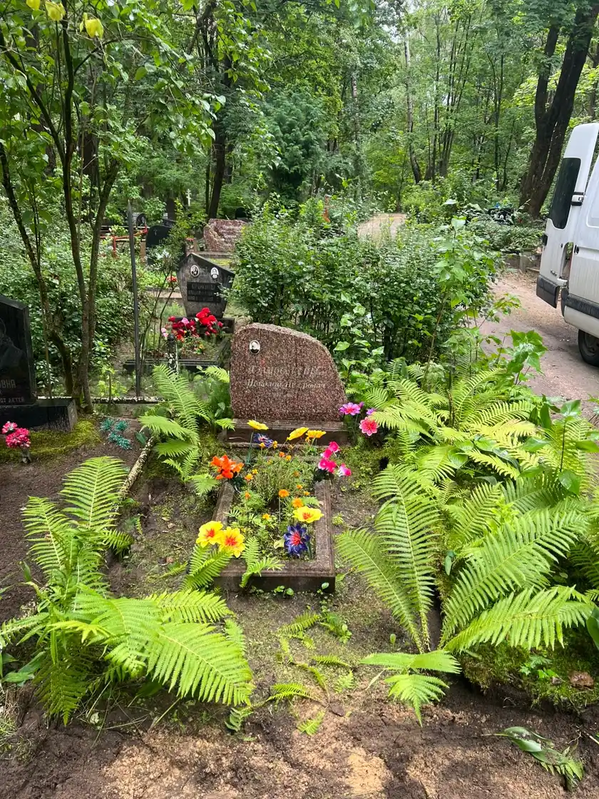 kapavieta pirms pilnīgas atjaunošanas ar bojātu metāla sētu