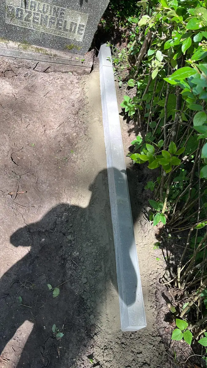 betona apmaļu montāža kapavietas perimetrā