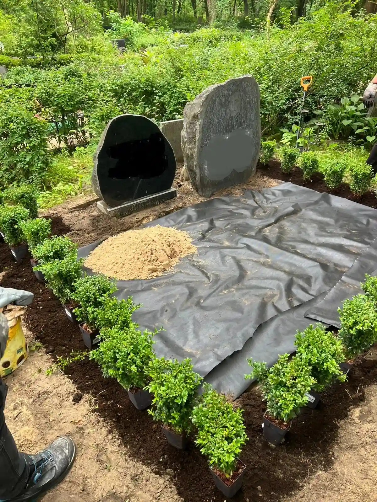 ģeotekstila ieklāšana kapavietas seguma sagatavošanai