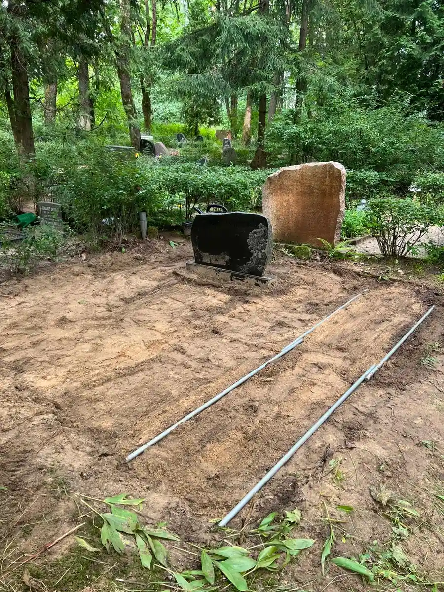 kapavietas līdzināšana un pieminekļa iztaisnošana