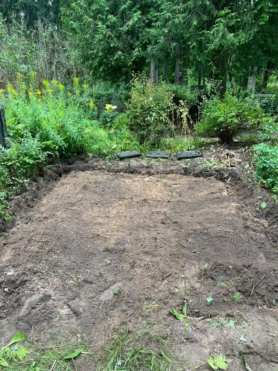 krūma likvidēšana un kapavietas perimetra grāvju sagatavošana