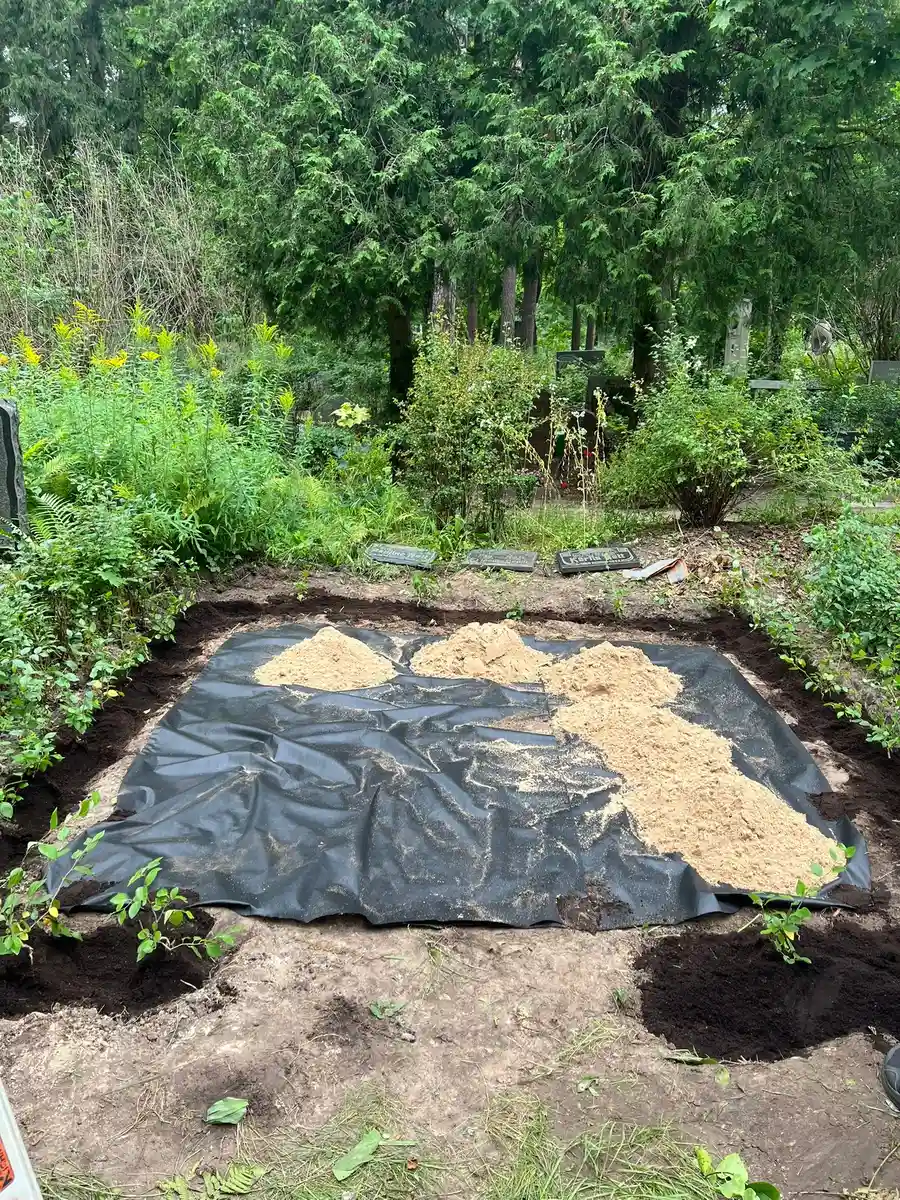 ģeotekstila ieklāšana un smilšu seguma sagatavošana kapavietā