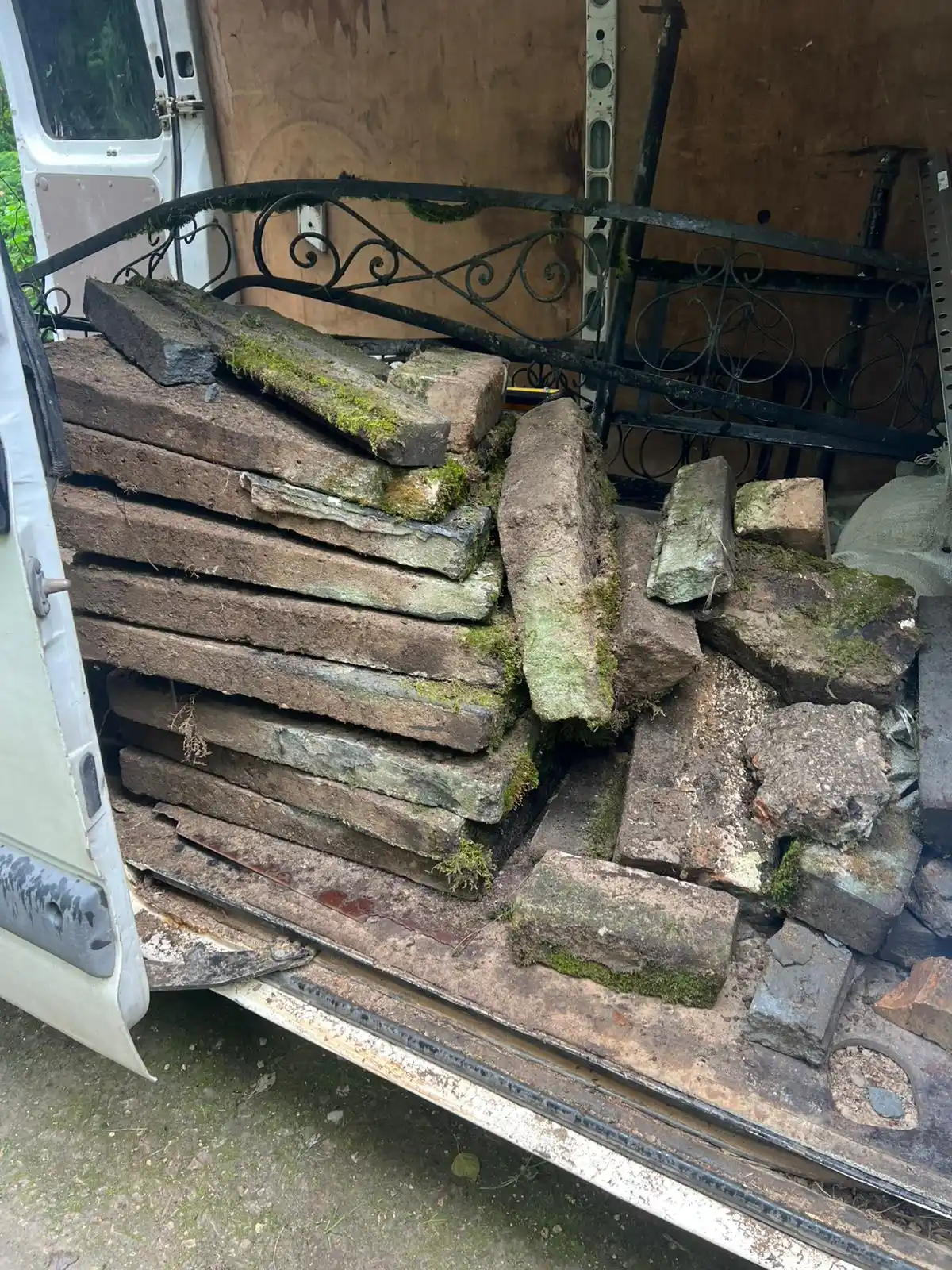 būvgružu savākšana un kapavietas attīrīšana