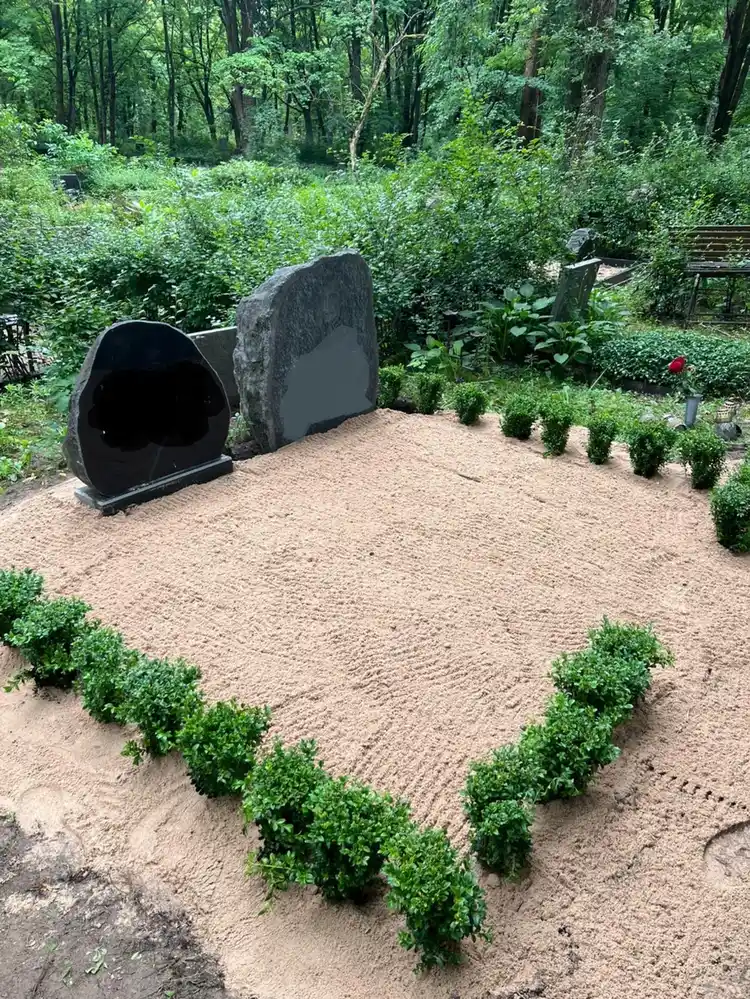 smilšu seguma ieklāšana kapavietas teritorijā