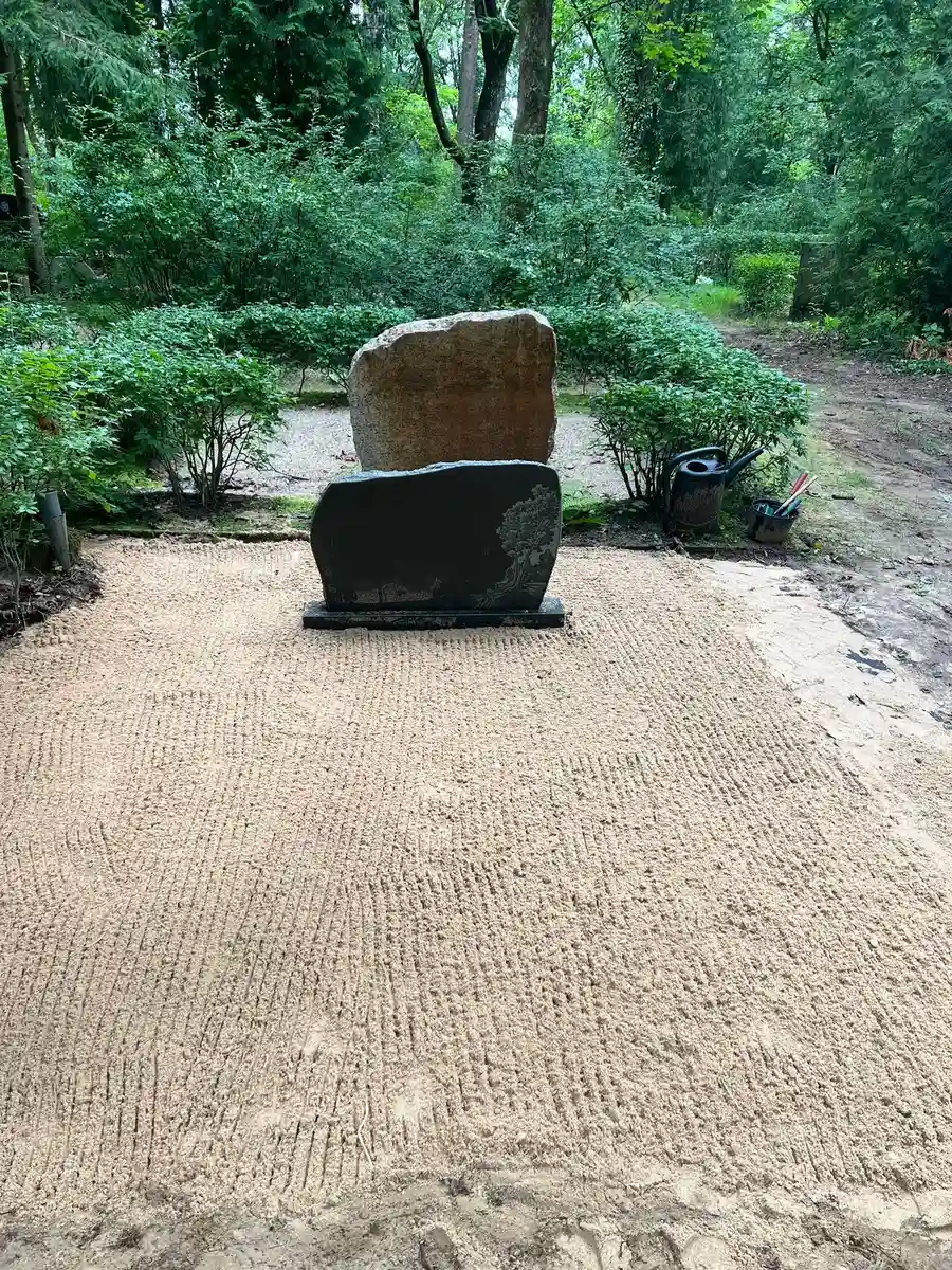 smilšu seguma izveide kapavietas iekšpusē