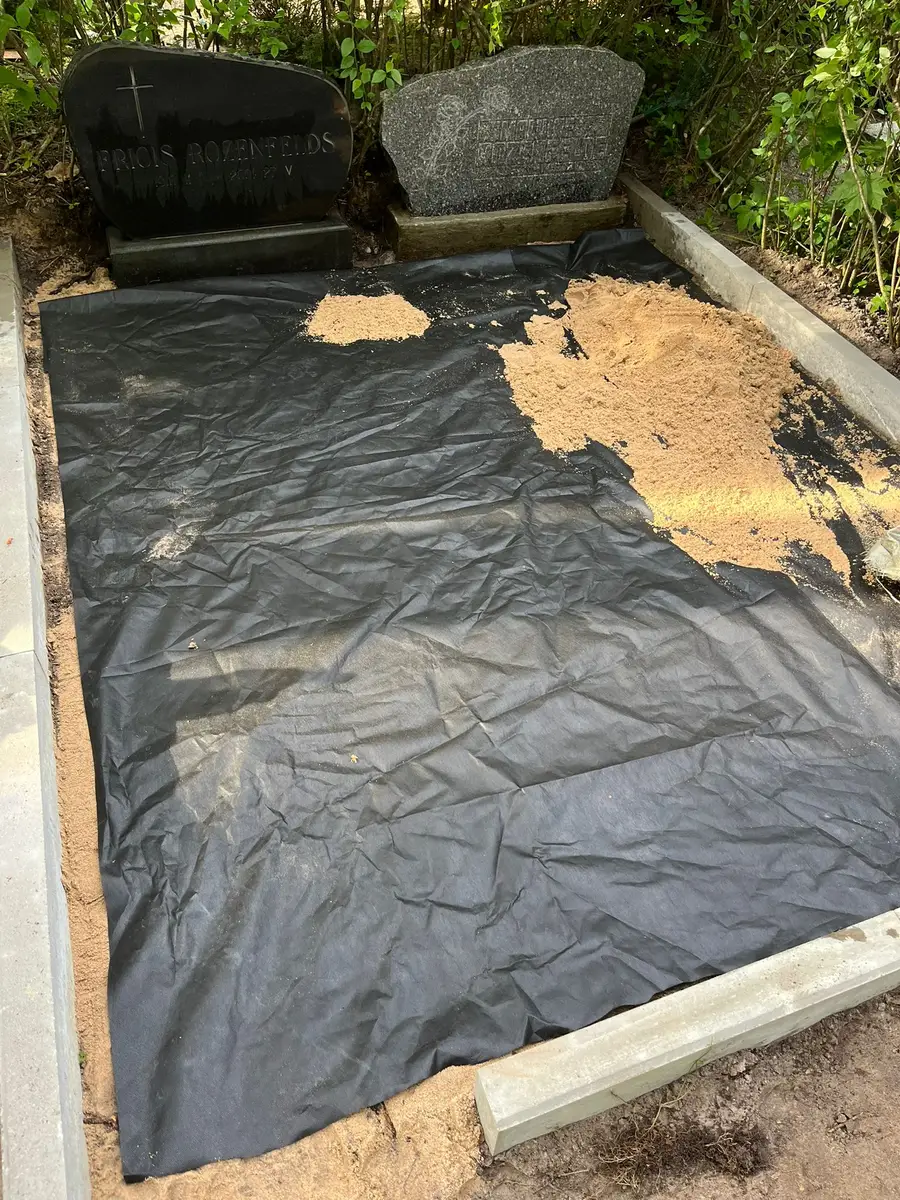 smilšu seguma ieklāšana kapavietas iekšpusē