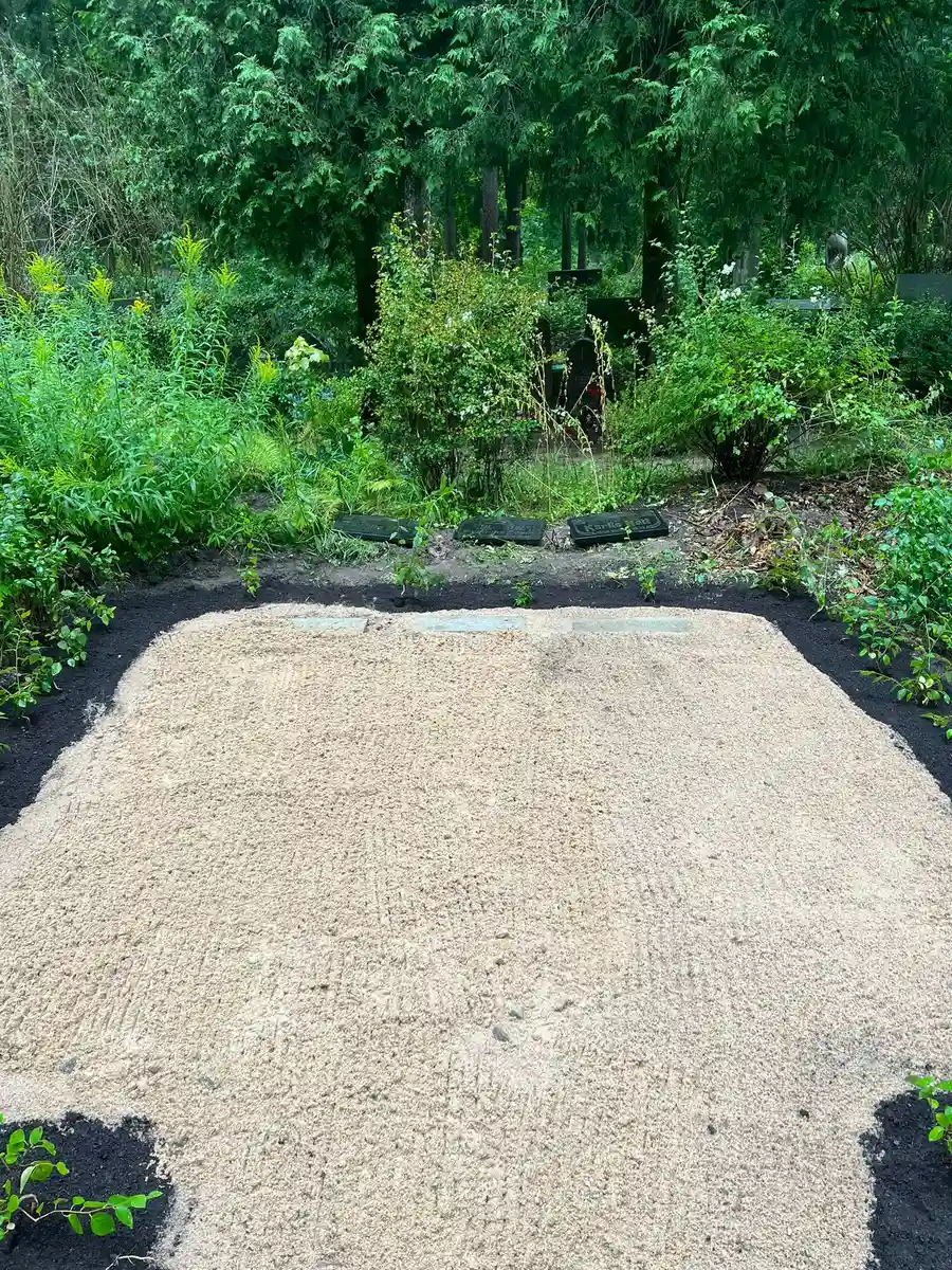 kapu piemiņas plākšņu uzstādīšana uz betona pamatiem