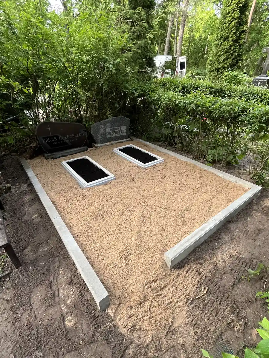 pabeigta kapavieta ar betona apmalēm un sagatavotu apstādījumu zonu