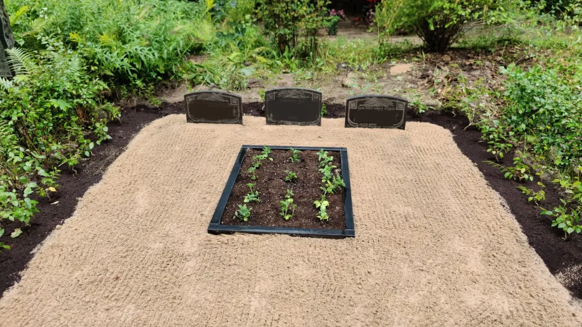 pabeigta kapavieta ar smilšu segumu un klintenes perimetru