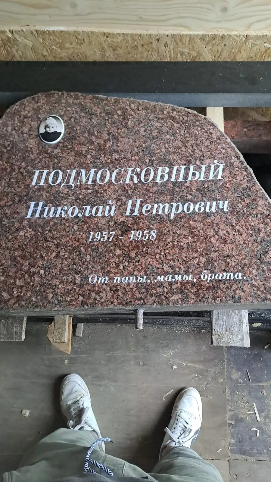 pieminekļa gravējuma atjaunošanas process darbnīcā