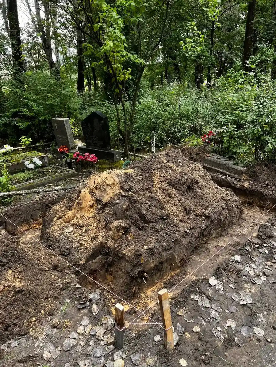 grāvju rakšana un veidņu sagatavošana pamatu izbūvei