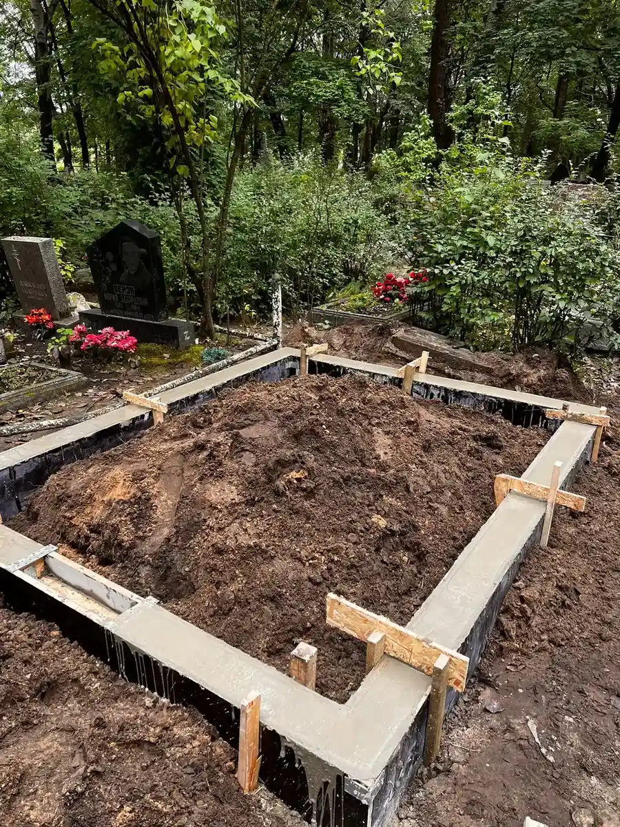 betona pamatu ieliešana kapavietas perimetram