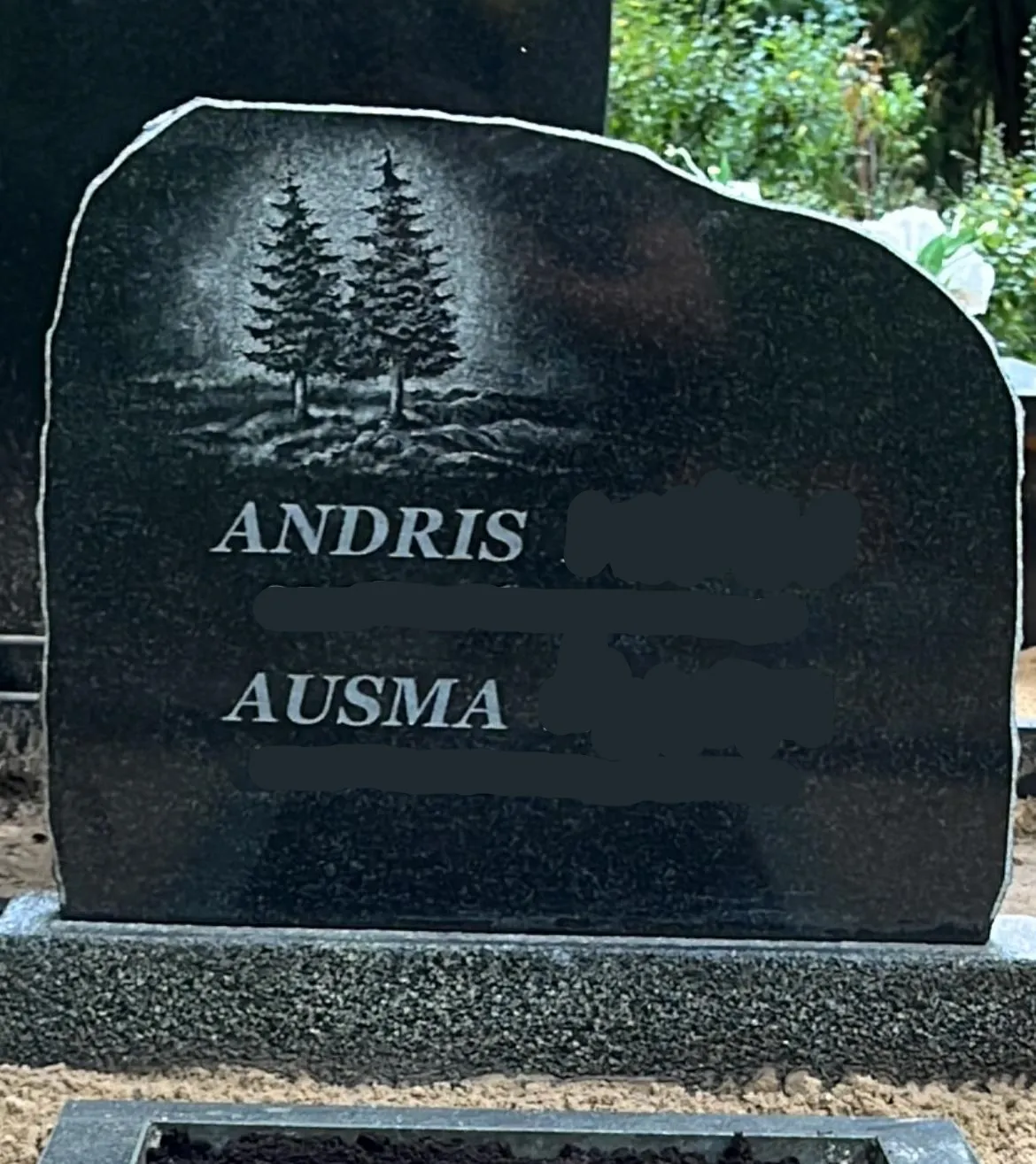 atjaunots kapu piemineklis pēc pulēšanas un gravēšanas