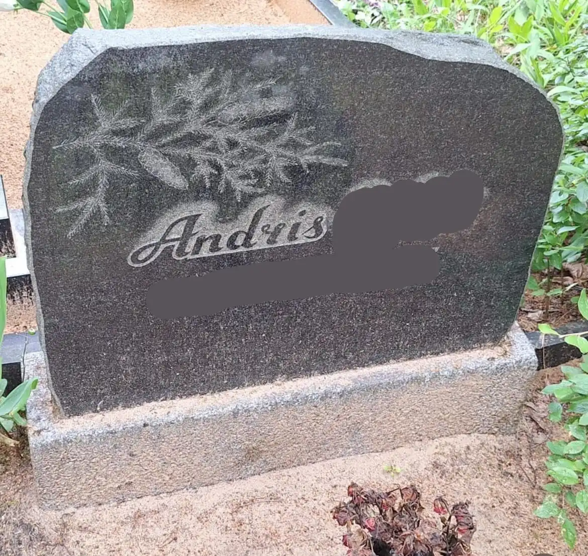 kapu piemineklis pirms restaurācijas