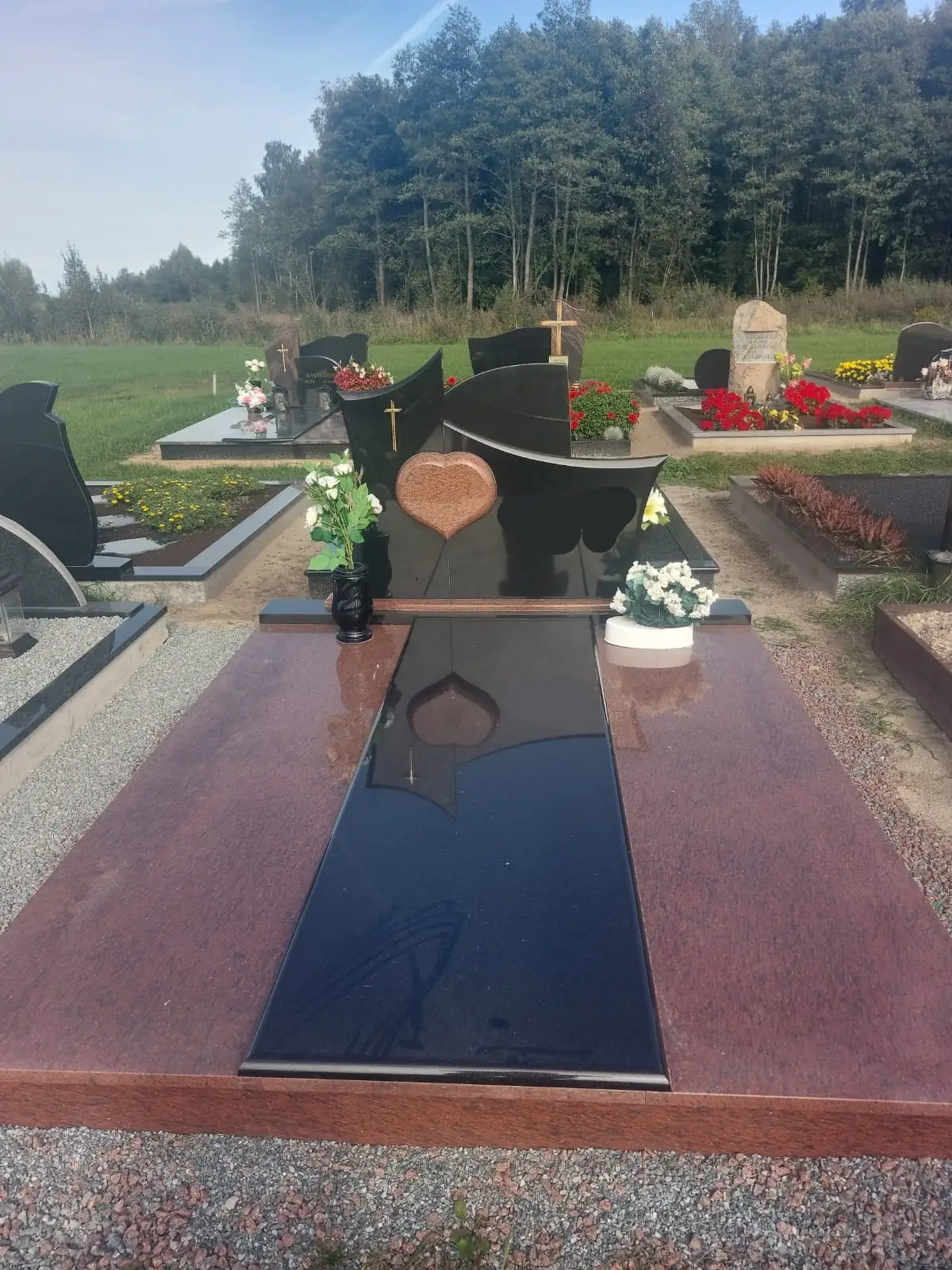 kapavietas segums ar granīta plāksnēm