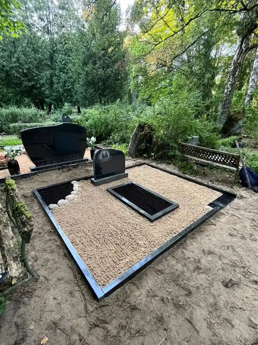 kapavietas segums ar smiltīm