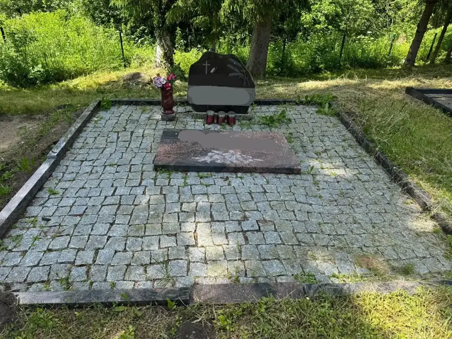 kapavietas bruģa segums pirms uzkopšanas