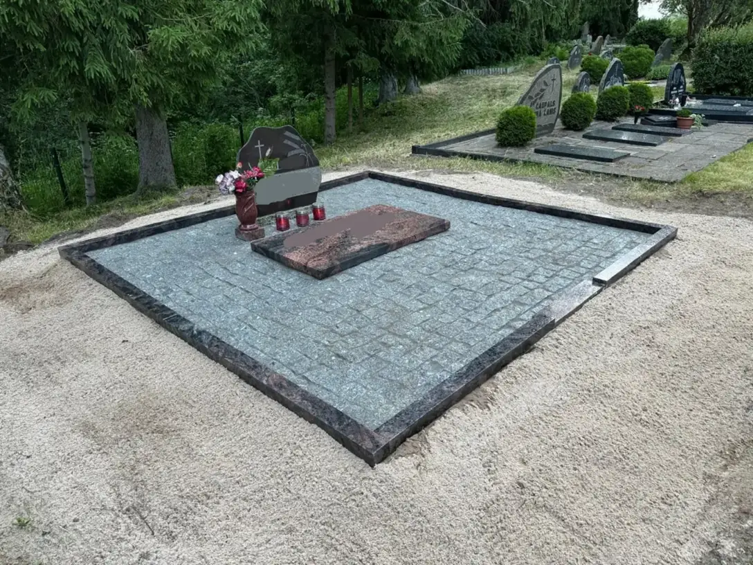 sakopts kapavietas bruģa segums