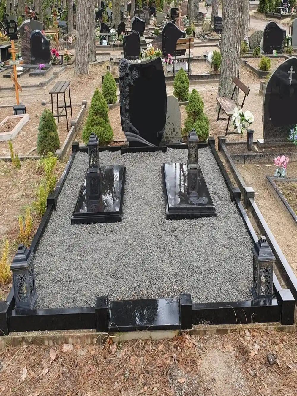 iztīrīta dekoratīvā šķemba kapavietā pēc atjaunošanas