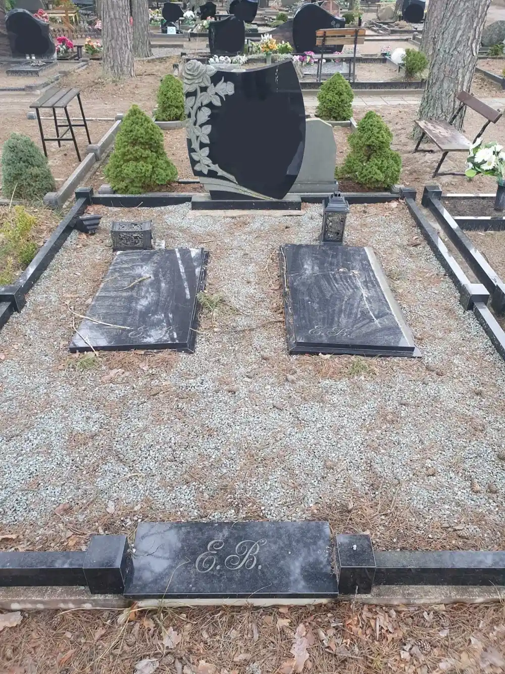 dekoratīvā šķemba kapavietā pirms tīrīšanas