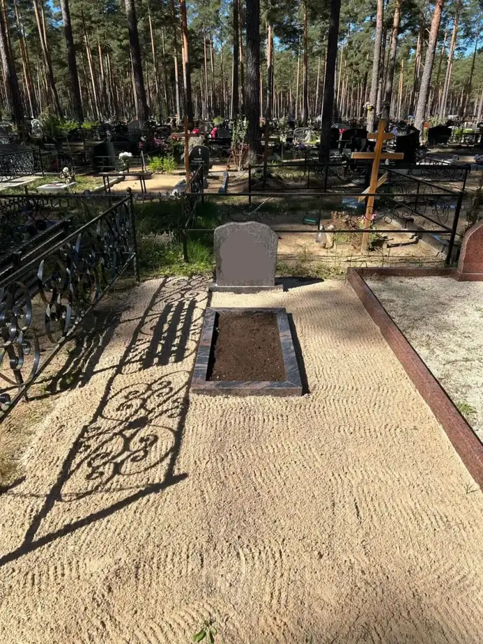 sakopts skujkoks kapavietas apkārtnē